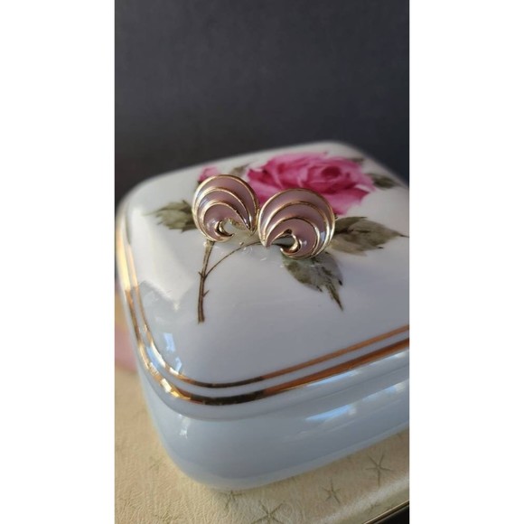 Beige and Gold Enamel Swirl Clip-on Earrings - Picture 7 of 10